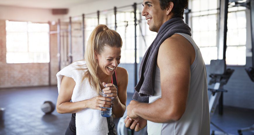 Pareja haciendo ejercicio saludable para el corazón en el gimnasio